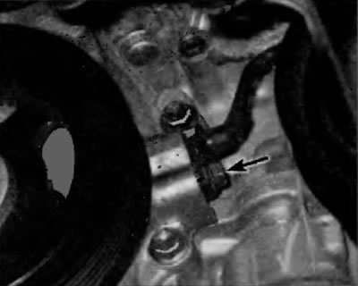 Рис. 5.4. Для отсоединения датчика СКР от крышки цепи газораспределительного механизма на…