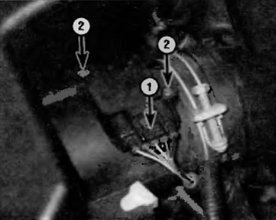 Рис. 8.2. Для рассоединения электрического разъема датчика MAF нажмите ив блокирующий выступ (1) и…