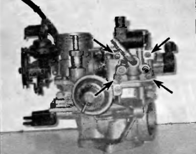 Рис. 17.8. На модели с двигателем V6 выверните четыре винта. Снимите и выбросьте прокладку клапана…