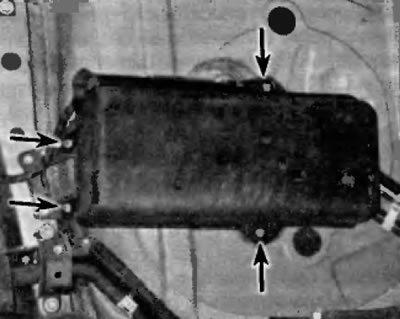 Рис. 19.19. Для отсоединения защитной крышки от адсорбера EVAP отверните гайки