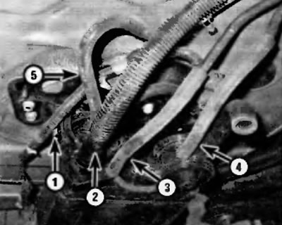 Рис. 19.32, а. Перед снятием адсорбера EVAP: