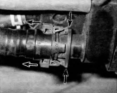 Рис. 19.32, б. Для отсоединения фитинга вентиляционного шланга EVAP нажмите на блокирующие выступы,…