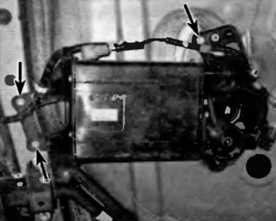 Рис. 19.33. Для отсоединения адсорбера EVAP выверните три болта