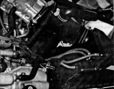 Рис. 20.1, а. На всех двигателях шланг впуска свежего воздуха соединяет впускной воздухопровод с…