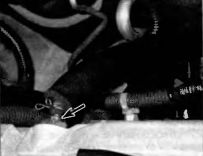 Рис. 20.1, б. На четырехцилиндровых двигателях клапан PCV расположен на правом заднем углу крышки…