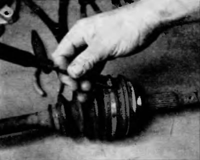 Рис. 3.3. С помощью маленькой отвертки отверните лапки на хомутах чехол, а затем отпустите хомуты