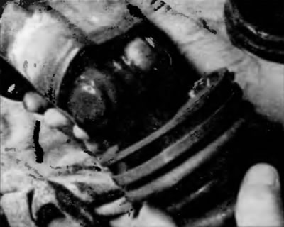 Рис. 3.4 Снимите чехол с внутреннего ШРУСа и сдвиньте корпус шарнира с трипоида