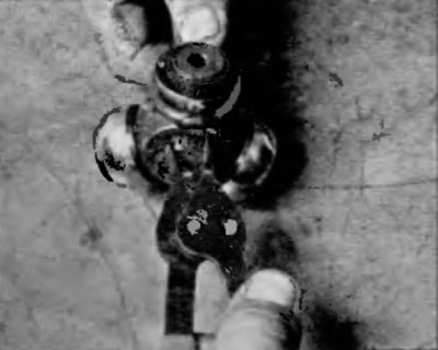 Рис. 3.6. Снимите столярное кольцо с помощью специальных щипцов