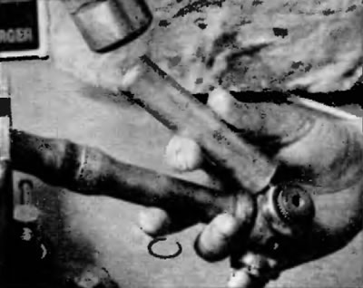 Рис. 3.7. С помощью латунной выколотки и молотка отделите трипод от полуоси. Будьте внимательны,…