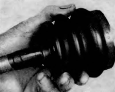 Рис. 3.10, а. Во избежание повреждения чехлов при их снятии или установки обмотайте шлицевой конец…