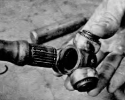 Рис. 3.10, б. Установите трипоид твоим образом, чтобы выточка в шлицевом отверстии было обращено к…