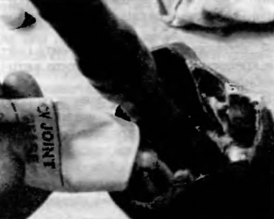 Рис. 3.10, г. Установите хомуты чехла на полуось, затем вставьте трипоид в корпус и заполните…