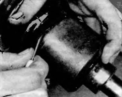 Рис. 3.12, а. Выпустите излишек воздуха из-под чехла, вставив маленькую тупую отвертку между чехлом…