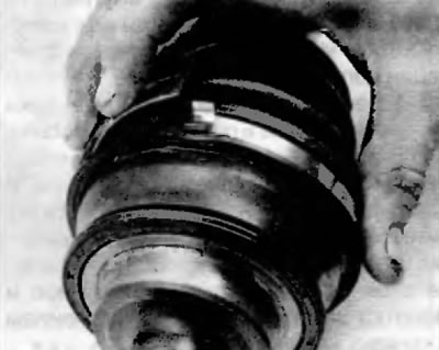 Рис. 3.12, б. Чтобы установить новый хомуты, подогните кончик...