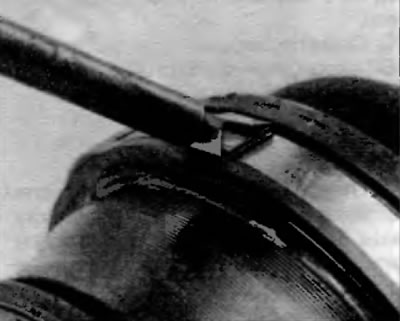 Рис. 3.12, в ...а затем подогните лапки, чтобы зафиксировать хомут