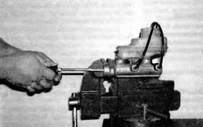 Рис. 6.11. Лучший способ удаления воздуха из главного цилиндра перед его установкой на автомобиль —…