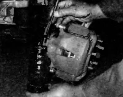 Рис. 8.8. При удалении воздуха из тормозов надо подсоединить шланг и клапану выпуски воздуха на…