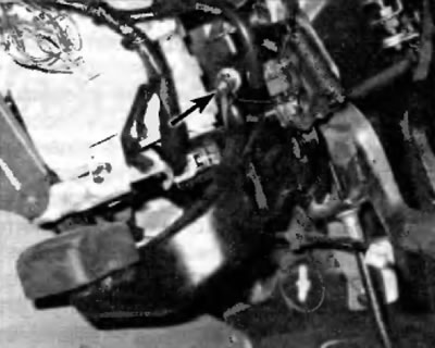 Рис. 11.3. Расположение регулятора и контргайки троса стояночного тормоза на моделях 2004 г. и…