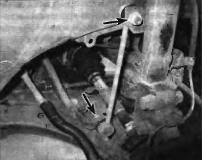 Рис. 2.3. Для отсоединения стойки стабилизатора от стабилизатора отверните нижнюю гайку. Если вы…