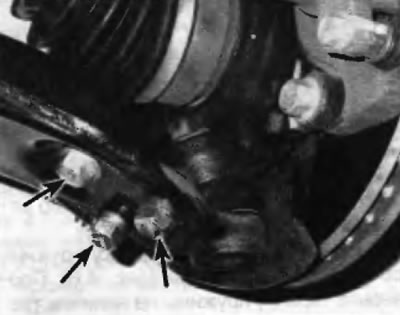 Рис. 5.3, а. Чтобы отсоединить поперечный рычаг от шарового шарнира, отсоедините гайки и выверните…