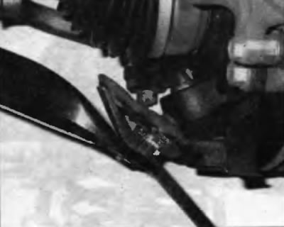 Рис. 5.3, б. Отделите поперечный рычаг от шарового шарнира с немощью монтировки