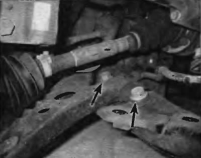 Рис. 5.4. Для отсоединения переднего конца поперечного рычага от опорной рамы под двигатель…