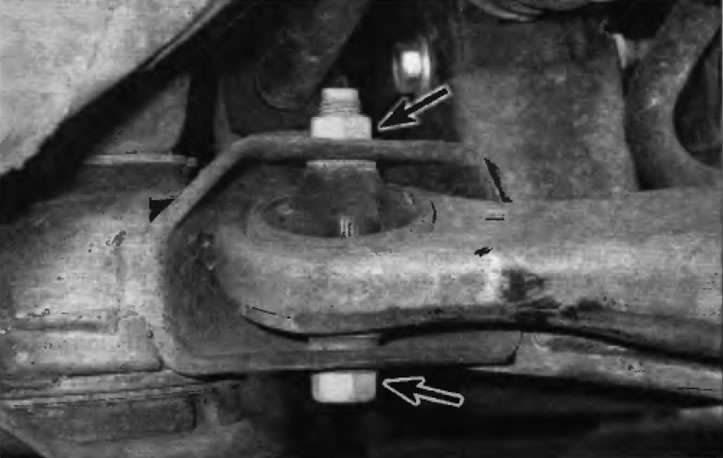 Рис. 5.5. Для отсоединения заднего конца поперечного рычага передней рамы для двигателя отверните…