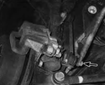 Рис. 9.3. Чтобы отсоединить стайку стабилизатора от стабилизатора, отверните нижнюю гайку