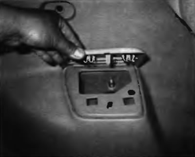 Рис. 10.1. Для снятия пластмассовой крышки потяните ее вверх