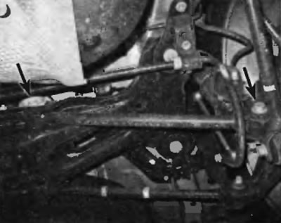 Рис. 12.3. Элементы крепления переднего поперечного рычага на моделях с приводом и два колеса