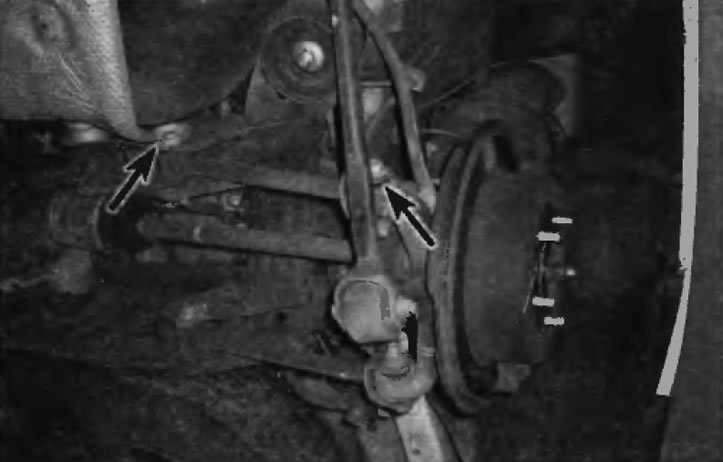 Рис. 12.10, б. Элементы крепления переднего поперечного рычага на полноприводных моделях