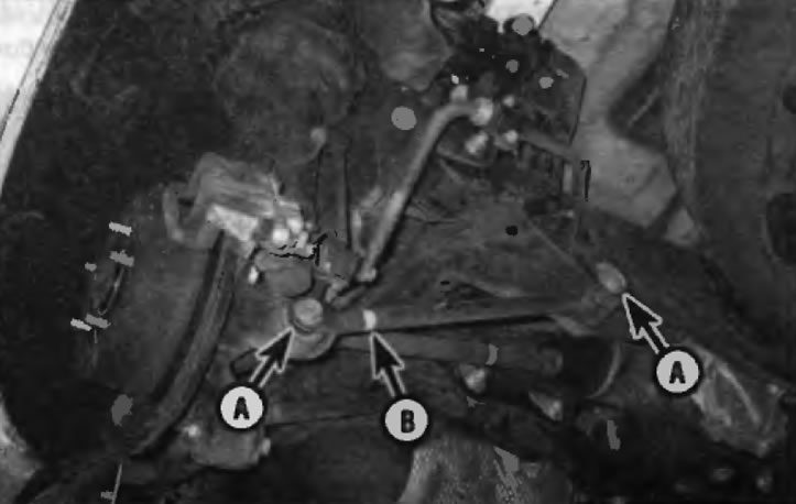 Рис. 12.13. Элементы крепления заднего поперечного рычага (А) на полноприводных моделях. Обратите…