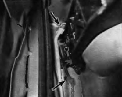 Рис. 17.2. Отцепите тяги от ручки и цилиндра замка