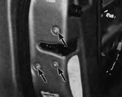 Рис. 17.4. Выверните винты крепления защелки двери