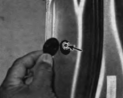 Рис. 17.8, а. Для доступа к болту крепления цилиндра замка двери снимите заглушку на торце двери