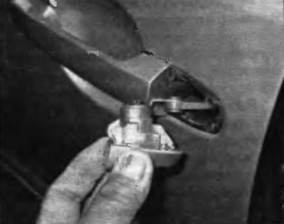 Рис. 17.8, 6. Извлеките цилиндр замка