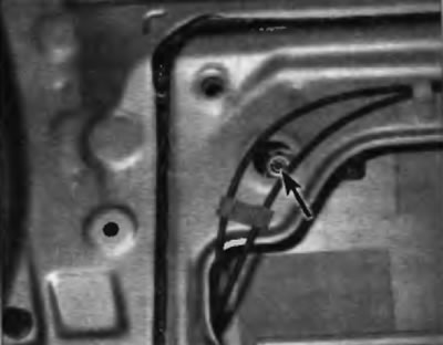 Рис. 17.8, в. Выверните болт крепления ручки двери все стороны внутреннего проема двери