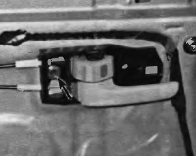 Рис. 17.11. выверните винт крепления внутренней ручки