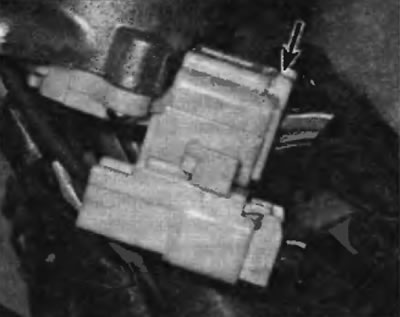 Рис. 7.3. Чтобы рассоединить электрический разъем выключателя зажигания, нажмите на фиксирующий…