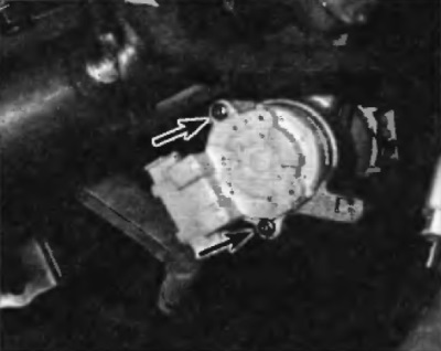 Рис. 7.4. Для отсоединения выключателя зажигания от корпуса цилиндра замка выверните два винте