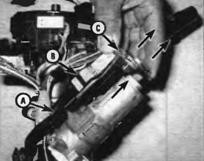 Рис. 7.7. Чтобы снять модуль иммобилайзера и кольцо подсветки цилиндра замка, рассоедините…