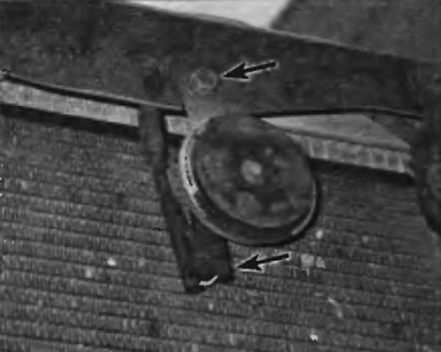 Рис. 18.8, б. Для снятия звукового сигнала, который расположен перед конденсатором кондиционера,…