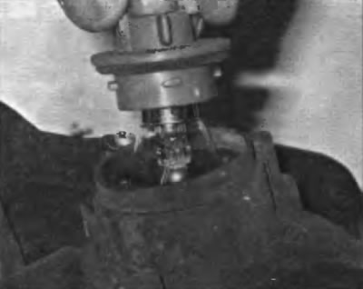 Рис. 19.2. Чтобы снять патрон лампы переднего указатели поворота/стояночного фонаря и габаритного…