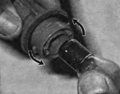 Рис. 19.3. Для извлечения лампы переднего указателя поворота/стояночного фонаря и габаритного…