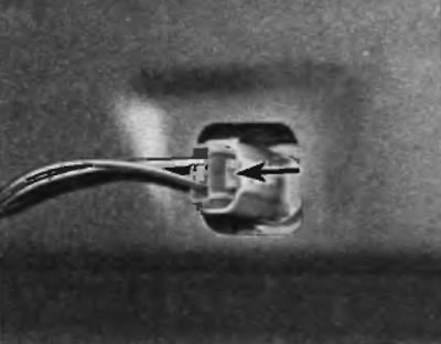 Рис. 19.10. Для рассоединения электрического разъема натром лампы центрального верхнего…