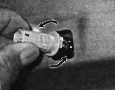 Рис. 19.11. Для извлечения патрона лампы центрального верхнего стоп-сигнала проверните его против…