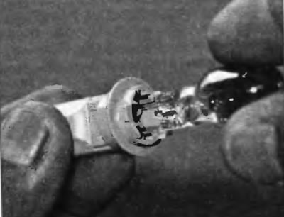 Рис. 19.12. Для извлечения лампы центрального верхнего стоп-сигнала из патрона просто вытяните ее