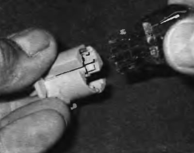 Рис. 19.17. Для извлечения лампы заднего фонаря из патрона просто вытяните ее. Пост установки лампы…