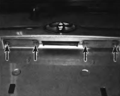 Рис. 19.19. Для снятия корпуса любого из фонарей освещения номерного знака выверните два винта на…