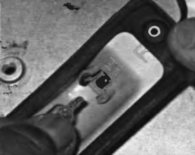 Рис. 19.20. Для извлечения лампы из корпуса фонаря освещения номерного знака просто вытяните ее